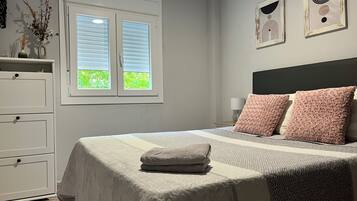 2 slaapkamers, een strijkplank/strijkijzer, gratis wifi, beddengoed