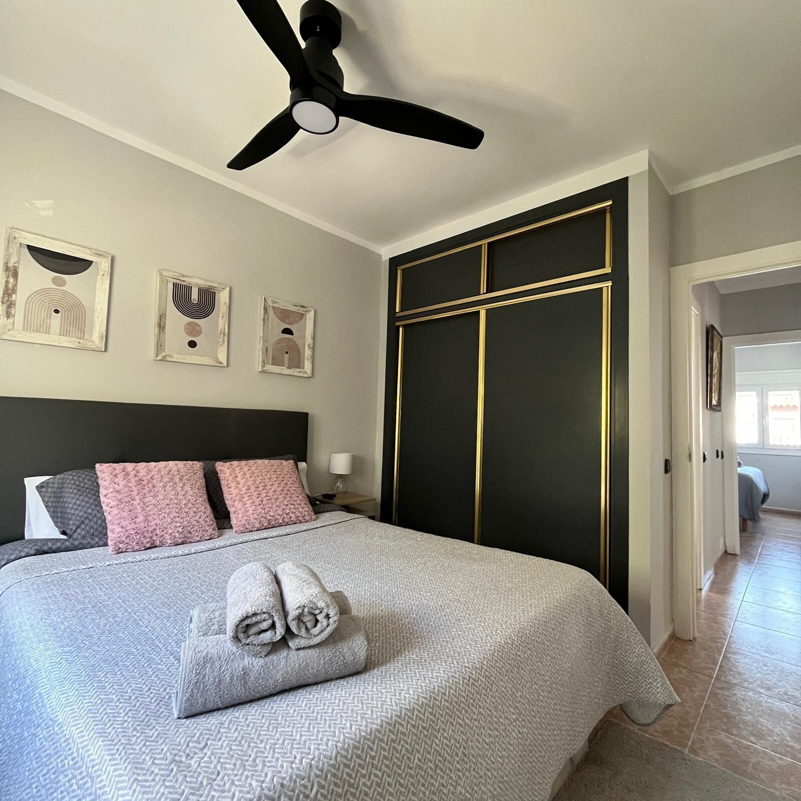 2 slaapkamers, een strijkplank/strijkijzer, gratis wifi, beddengoed