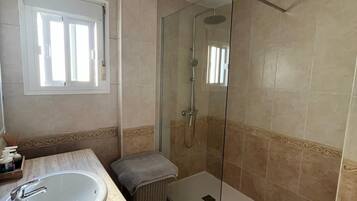 Ducha, secador de pelo, toallas, jabón