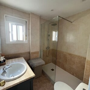 Shower, hair dryer, towels, soap - Apartment Luz de Chiclana. (Chiclana de la Frontera)