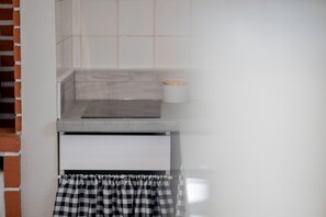 Kühlschrank, Mikrowelle, Herdplatte, Geschirrspüler