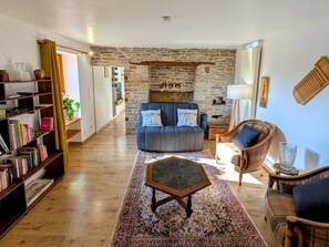 TV, books - Cottage between city and countryside, free Wi-Fi, along painters' circuit (Coulevon)