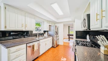 Køleskab, mikrobølgeovn, ovn, kogeplade