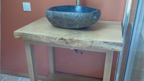 A wooden table with a stone basin on top. - Charming cottage near Le Mans with natural pool (Teloché)