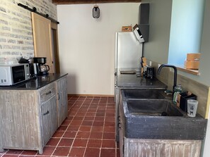 Een koelkast, een magnetron, een oven, een vaatwasser