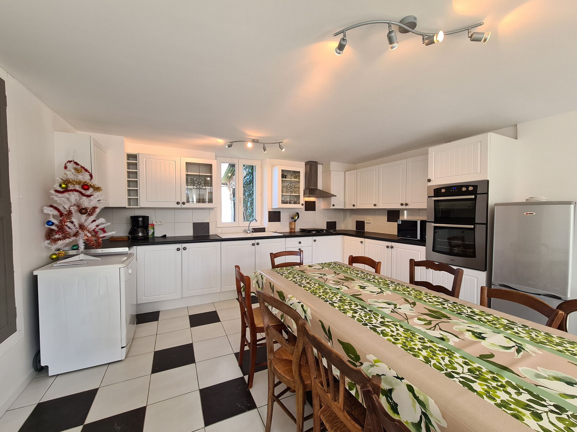 Jääkaappi, mikroaaltouuni, astianpesukone