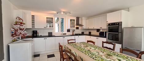 Een koelkast, een microgolfoven, een vaatwasser