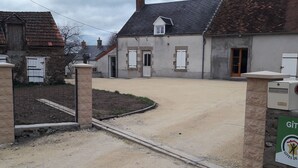 A residential area with houses, a gravel driveway, and a mailbox. - Independent House with Garden in South Berry (Crozon-sur-Vauvre)