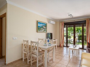 TV - Apartment with garden in Chiclana, near the beach (Chiclana de la Frontera)