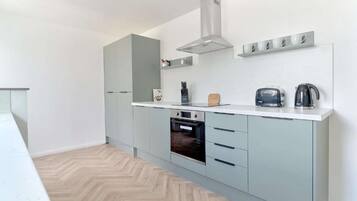 Frigorífico, microondas, horno y placa de cocina