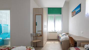 Camera quadrupla, vista cortile | Wi-Fi gratuito