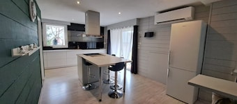 Mountain house in 24,000m² park. Pets allowed.