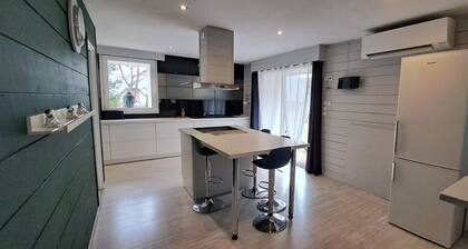 Mountain house in 24,000m² park. Pets allowed.