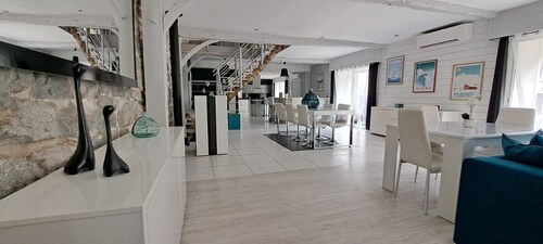 Maison à la montagne dans parc de 24 000m². Animaux acceptés . balade alentour