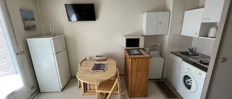 Fridge, microwave, stovetop, coffee/tea maker