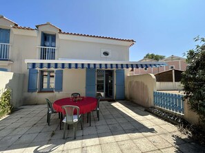 Outdoor dining - Pavilion near the ocean with secure heated pool (Saint-Hilaire-de-Riez)