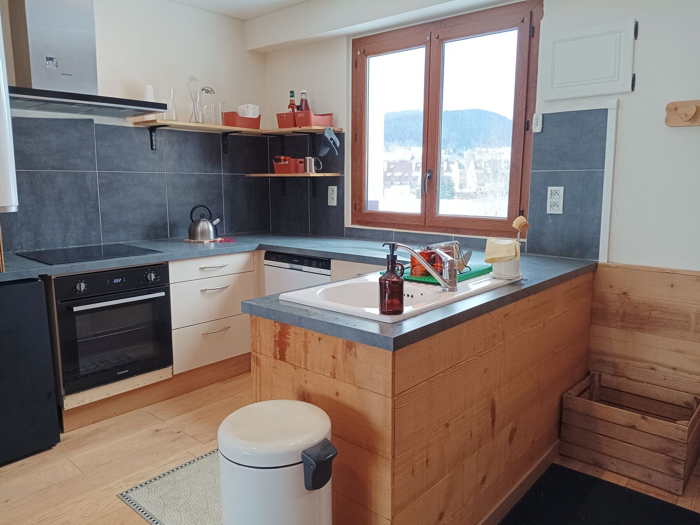 Fridge, dishwasher