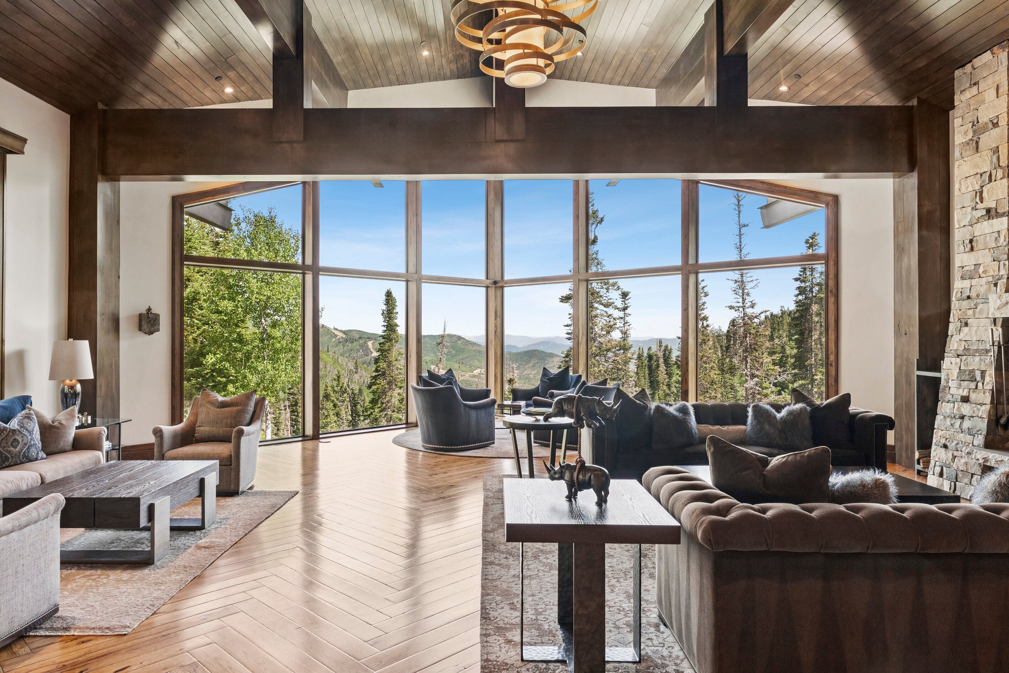 TV connectée, cheminée, baby-foot, livres