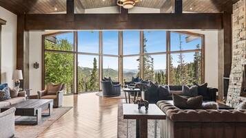 TV connectée, cheminée, baby-foot, livres