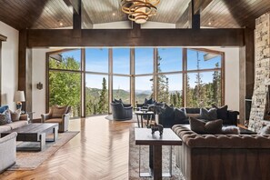 TV connectée, cheminée, baby-foot, livres