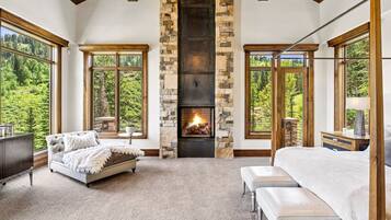 8 bedrooms, desk, iron/ironing board, free WiFi