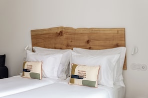 Deluxe Studio, 2 Single Beds, Balcony | In-room safe, soundproofing, iron/ironing board, free WiFi