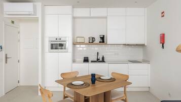 Studio Deluxe, 2 lits une place, balcon | Restauration dans la chambre