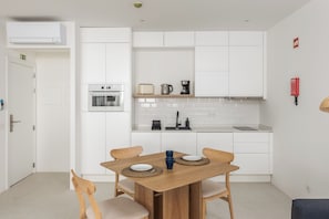 Deluxe Studio, 2 Single Beds, Balcony | In-room dining
