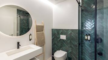 Deluxe Studio, 2 Twin Beds, Balcony | Bathroom | Shower, hair dryer, towels, shampoo