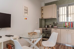 Fridge, microwave, dishwasher, coffee/tea maker