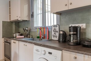 Réfrigérateur, micro-ondes, lave-vaisselle, cafetière/bouilloire