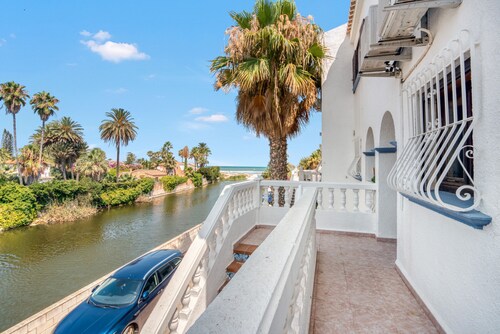 Apartment 'Chill Beach' with Shared Pool, Wi-Fi and Air Conditioning