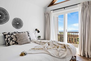 2 bedrooms, desk, iron/ironing board, travel cot - Folly Beach Front Escape - Newly Renovated! (Folly Beach)