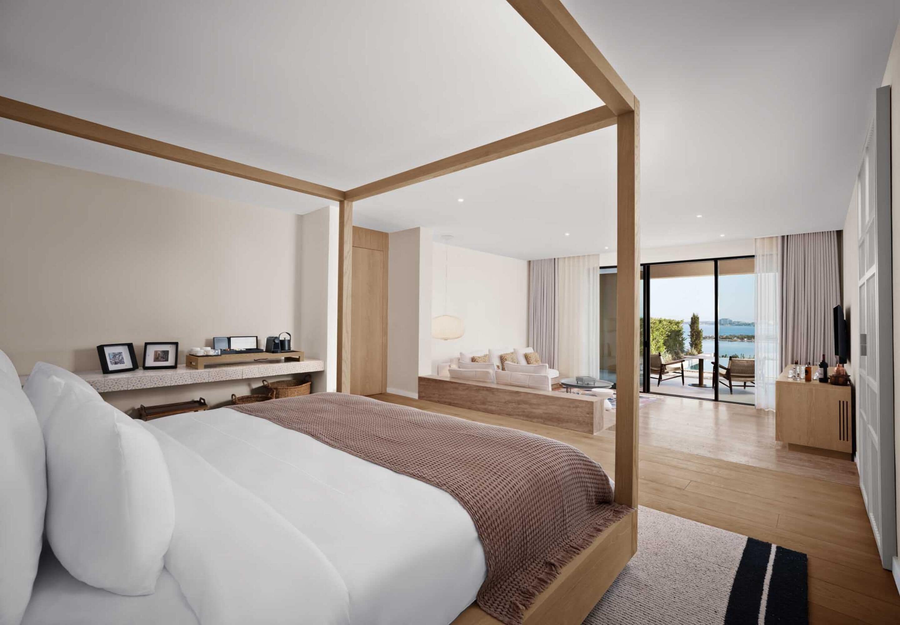Seprai premium, minibar, brankas, dan setrika/meja setrika