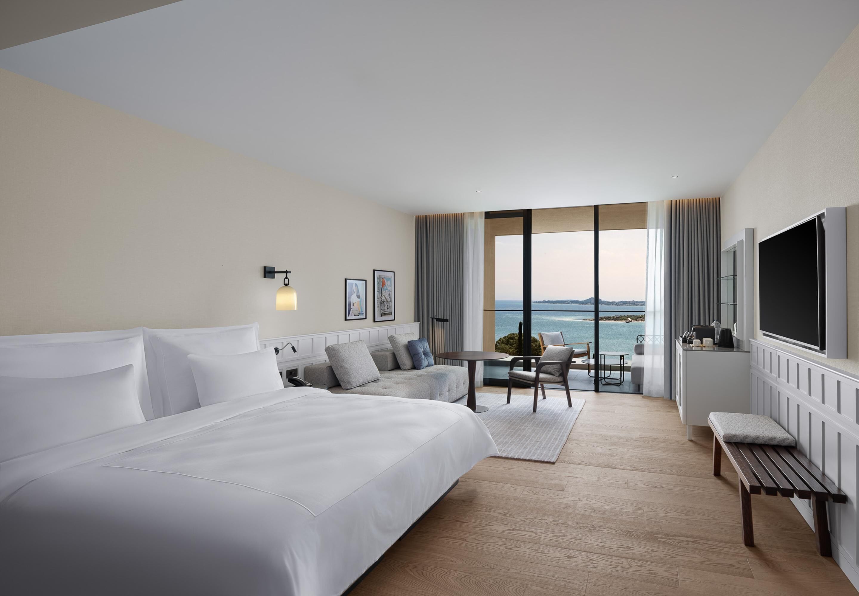 Seprai premium, minibar, brankas, dan setrika/meja setrika