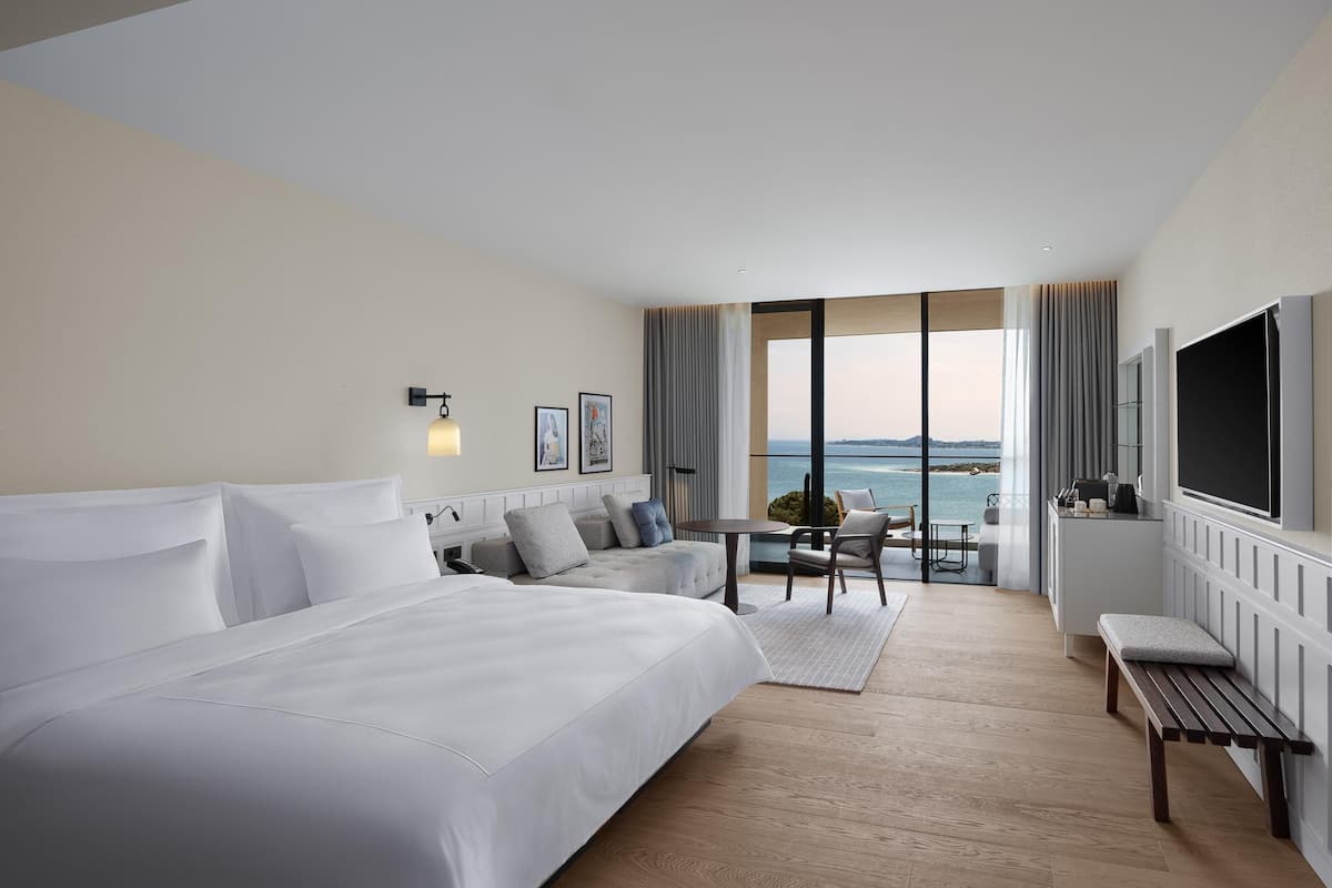 Seprai premium, minibar, brankas, dan setrika/meja setrika
