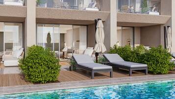 Habitación Deluxe, vista al mar (Adult, Swim Up) | Minibar y caja de seguridad en la habitación