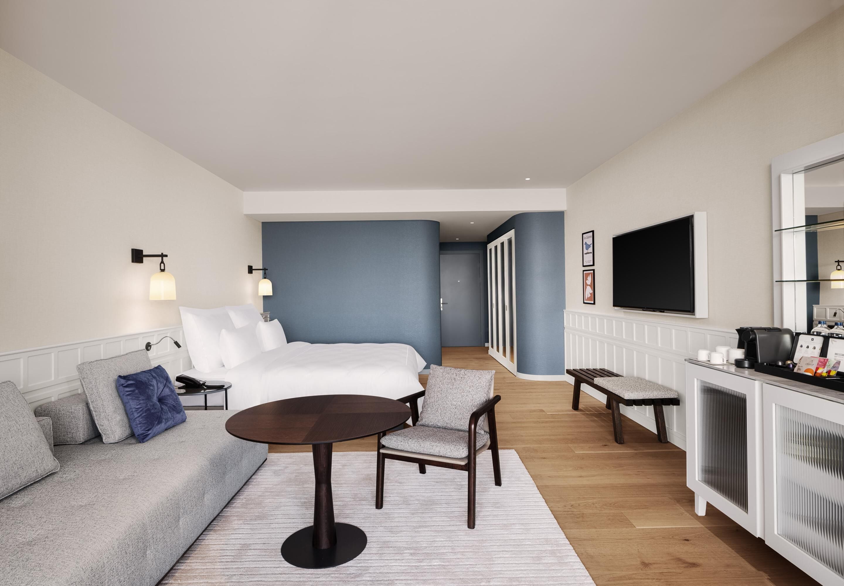 Seprai premium, minibar, brankas, dan setrika/meja setrika