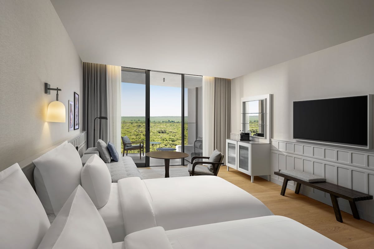 Minibar, free WiFi, bed sheets