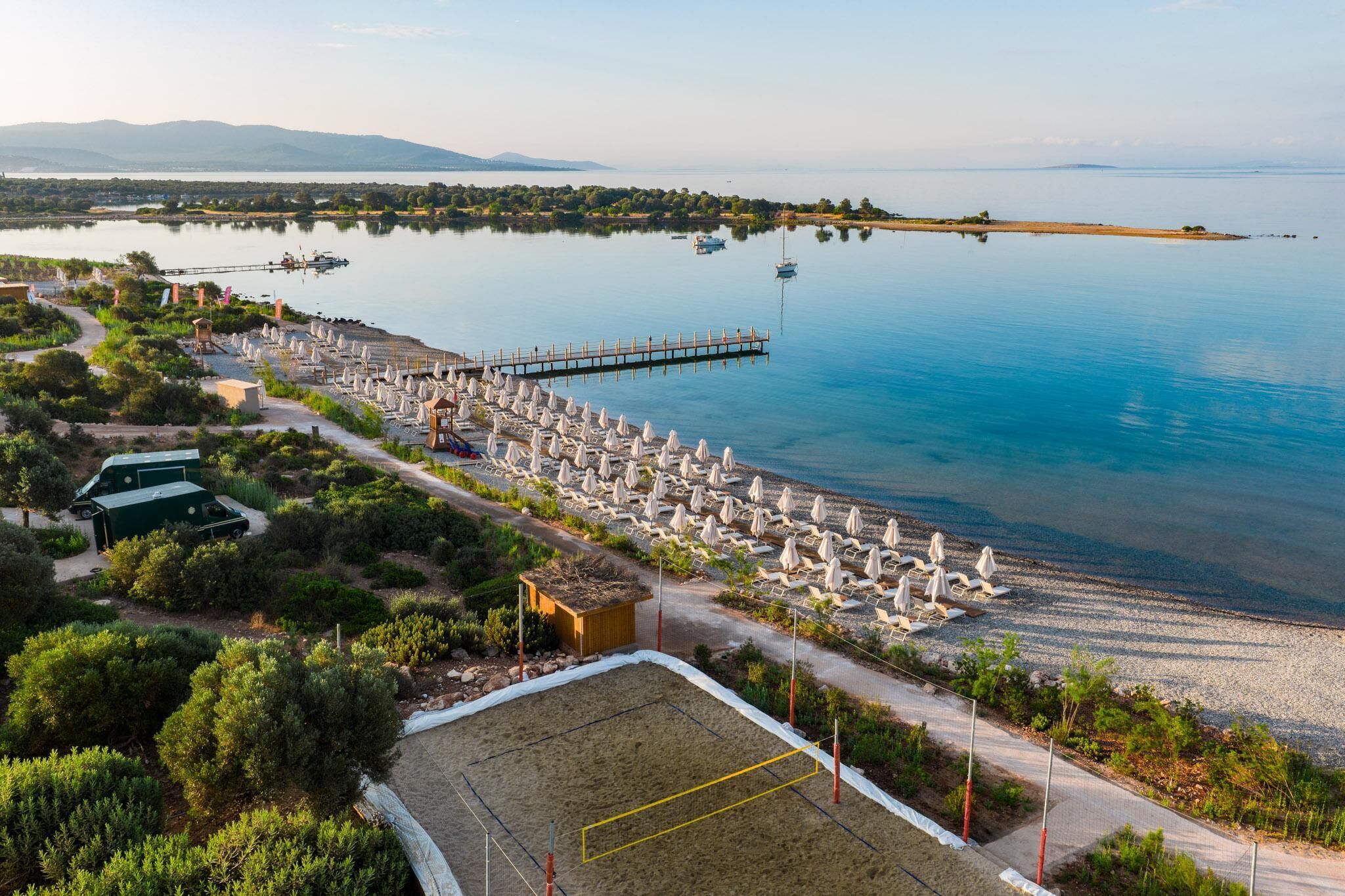 Plage privée, cabines (en supplément), chaises longues, parasols