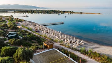 Plage privée, cabines (en supplément), chaises longues, parasols
