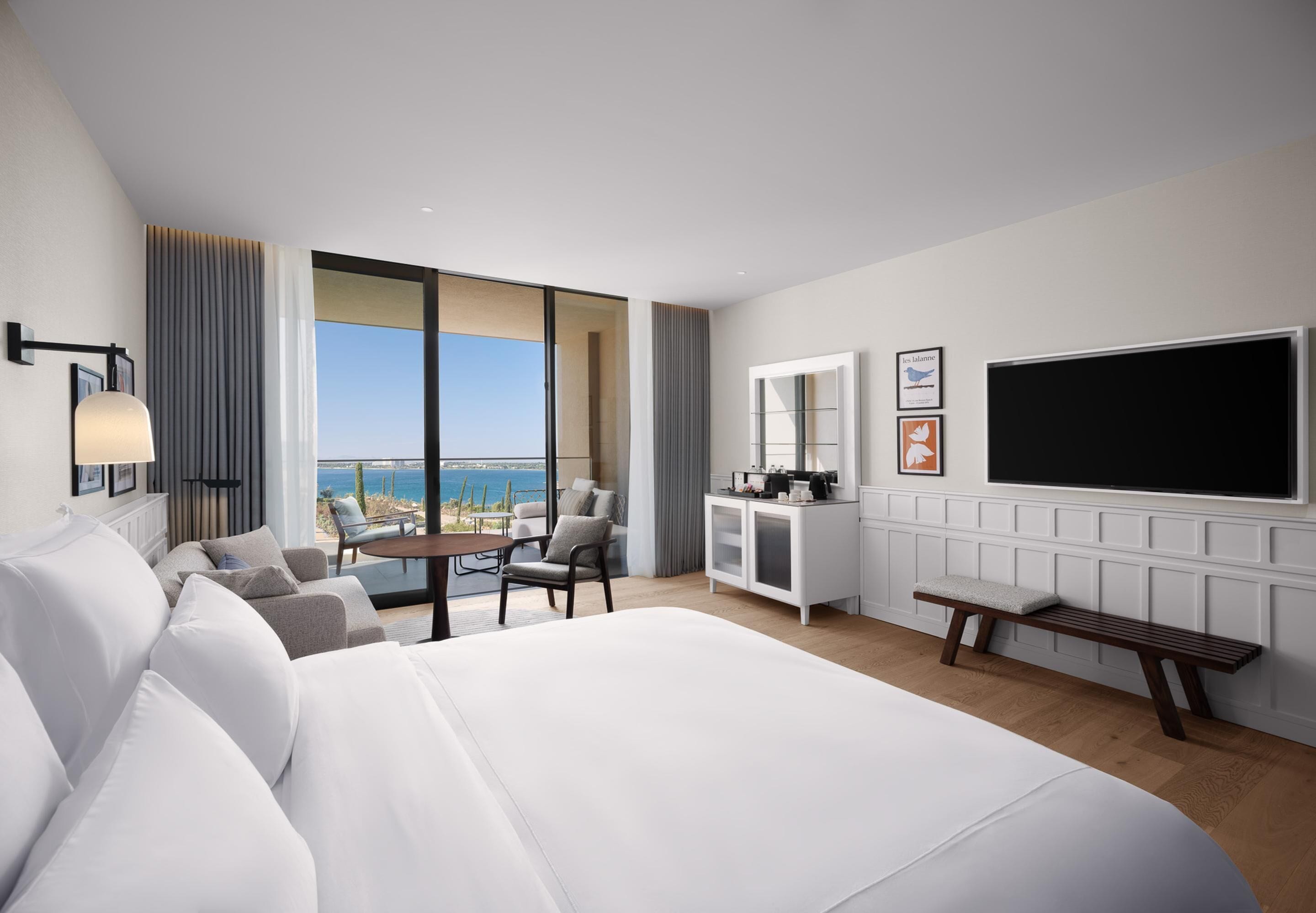 Suite Keluarga, pemandangan laut (Deluxe) | Seprai premium, minibar, brankas, dan setrika/meja setrika