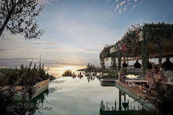 Innendørsbasseng og sesongbasert utendørsbasseng