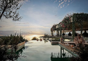 Una piscina techada, una piscina al aire libre de temporada