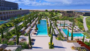 Innenpool, Außenpool (je nach Saison geöffnet)