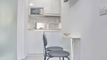 Jääkaappi, mikroaaltouuni, kahvin-/teenkeitin, leivänpaahdin