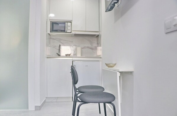Fridge, microwave, coffee/tea maker, toaster