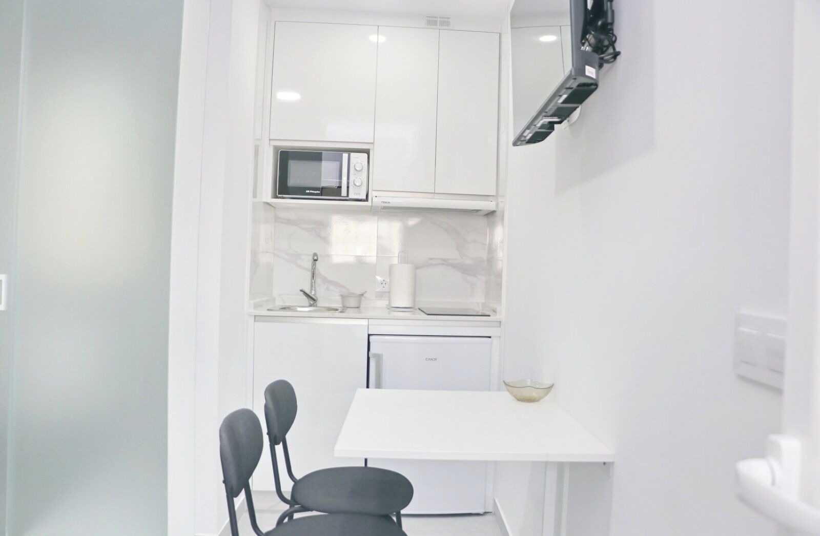 Jääkaappi, mikroaaltouuni, kahvin-/teenkeitin, leivänpaahdin