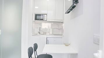 Jääkaappi, mikroaaltouuni, kahvin-/teenkeitin, leivänpaahdin