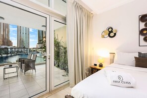 4 室のベッドルーム、デスク、アイロン / アイロン台、旅行用ベビーベッド